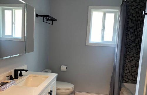 Valemount Apartamento | Comfortable and remodeled 1 story building.