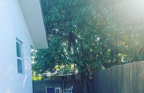 West Little River Apartamento | Comfortable and safe condo 15 minutes from beach.