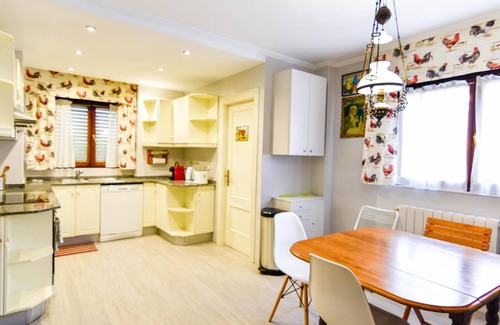 Miengo Villa | Cómodo y espacioso chalet con piscina comunitaria