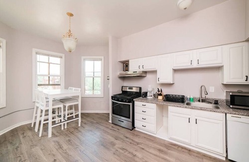 Manchester Apartamento | Comfortable and Walkable - Off-Street Parking