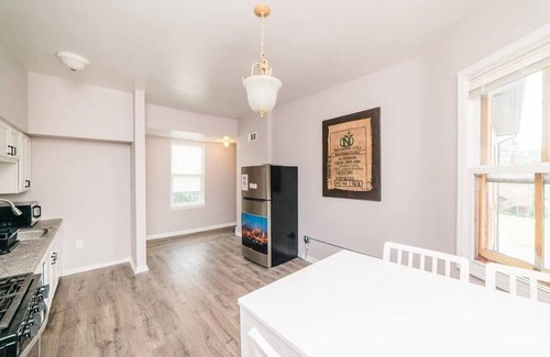 Manchester Apartamento | Comfortable and Walkable - Off-Street Parking