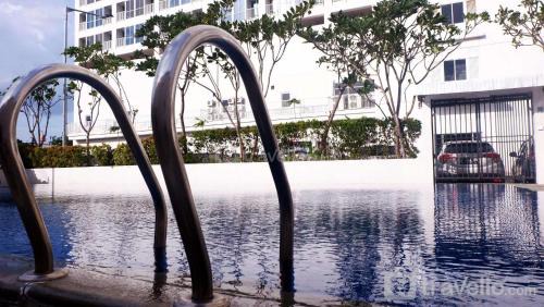 Kayu Putih Apartamento | Comfortable and Warm 2BR at Tifolia Apartment By Travelio