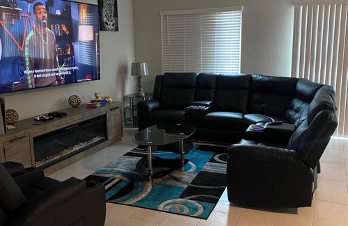 Las Vegas Casa | Comfortable and Welcoming 6 Bedroom Home with an indoor workout area.