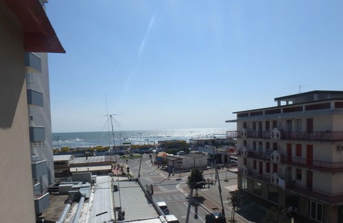 Lido di Pomposa Apartamento | Cómodo apartamento en el centro con balcón con vista al mar.