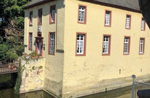 Rommerskirchen Apartamento | Comfortable apartment on Wasserburg Anstel riding stables