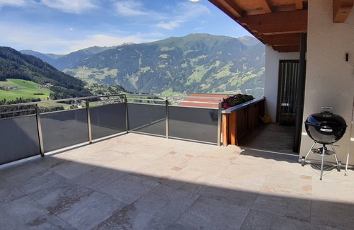 Gerlosbergeben Apartamento | Cómodo apartamento con gran terraza y vistas a la montaña