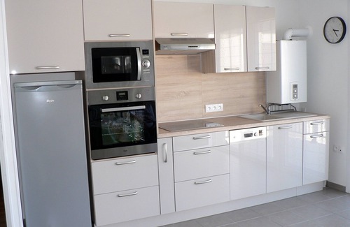 Dives-sur-Mer Apartamento | Cómodo apartamento con wifi, TV, balcón, estacionamiento, 2 habitaciones, 1 baño, 4 personas, 57m2