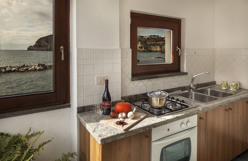 Sant'Angelo Apartamento | Comfortable apartment with terrace on the sea.