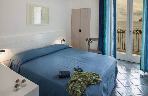 Sant'Angelo Apartamento | Comfortable apartment with terrace on the sea.