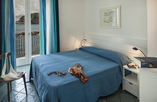 Sant'Angelo Apartamento | Comfortable apartment with terrace on the sea.