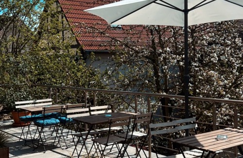 Oderberg Apartamento | Comfortable apartment near the water with its own bar.