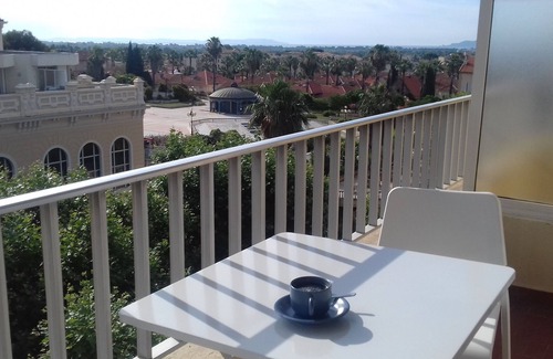 Hyeres City Centre Apartamento | Cómodo apartamento con vistas al mar en el centro de Hyères