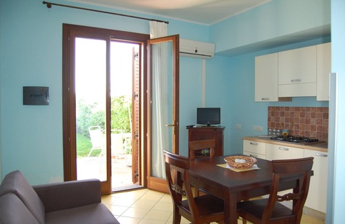 Santa Tecla Apartamento | Cómodo apartamento con terraza privada, piscina con vista al mar.