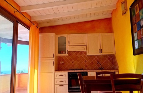 Solanas Casa | Cómodo apartamento con terraza privada cerca del mar, cerca de Villasimiu