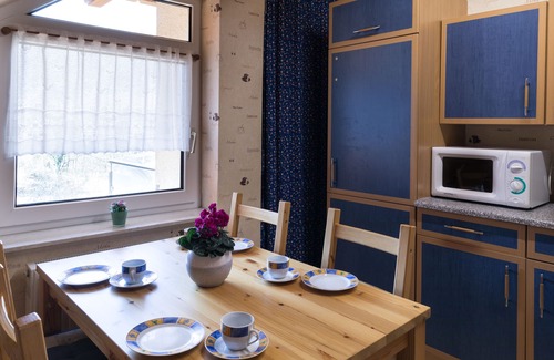 Cond Apartamento | Cómodo ático en estilo rústico con balcón y wifi gratis.