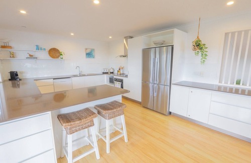 Point Lookout Casa | Comfortable beachhouse, 4 bedroom family home. Walk to beach, hotel, cafes