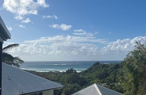 Point Lookout Casa | Comfortable beachhouse, 4 bedroom family home. Walk to beach, hotel, cafes