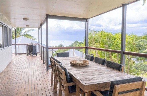 Point Lookout Casa | Comfortable beachhouse, 4 bedroom family home. Walk to beach, hotel, cafes