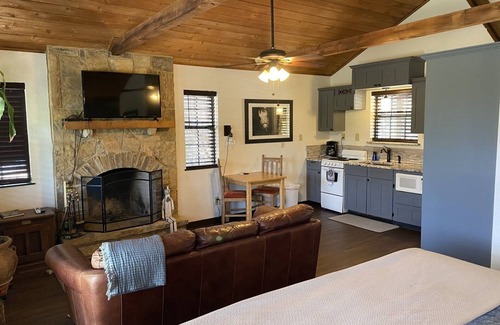 Wimberley Cabina | Comfortable Cabin with Private Pool and Hot Tub