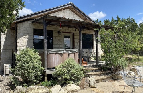 Wimberley Cabina | Comfortable Cabin with Private Pool and Hot Tub