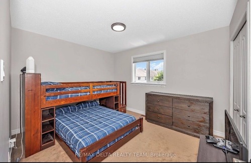 Cardinal Creek Casa | Comfortable, chic, 4 beds house in Orleans, calm, family oriented neighbourhood.