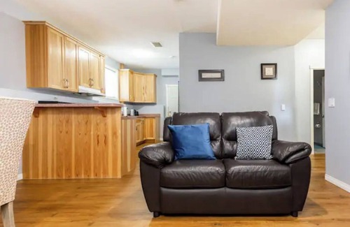 Northeast Edmonton Apartamento | Comfortable, clean and secure apartment, 4 mins from Anthony Henday.