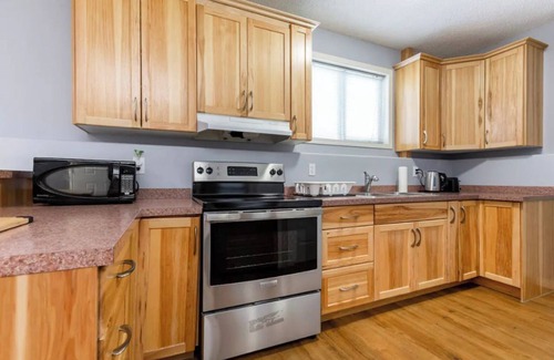 Northeast Edmonton Apartamento | Comfortable, clean and secure apartment, 4 mins from Anthony Henday.