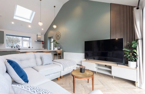 Cheltenham Casa | Comfortable & Contemporary 5-Bed 3 Bathroom Home