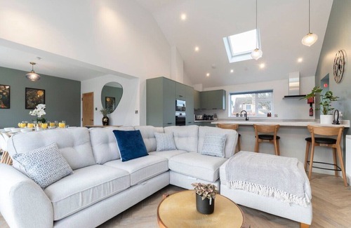Cheltenham Casa | Comfortable & Contemporary 5-Bed 3 Bathroom Home