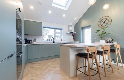 Cheltenham Casa | Comfortable & Contemporary 5-Bed 3 Bathroom Home