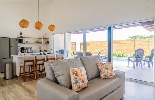 Esterillos Este Casa | Comfortable coastal retreat with pool, gas grill & near-beach location