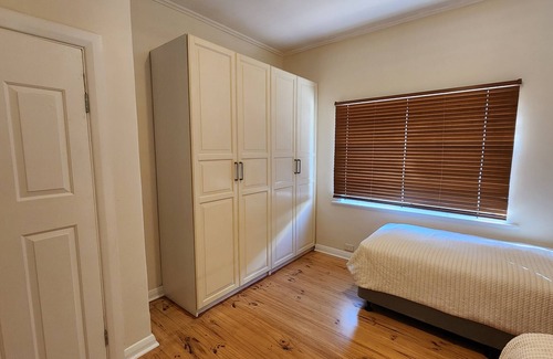 Glenelg East Casa | Comfortable, Compact and Charming Glenelg Beach House