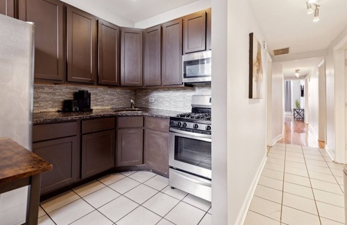 Grand Boulevard Condominio | Comfortable Condo in the Heart of Bronzeville by RedAwning