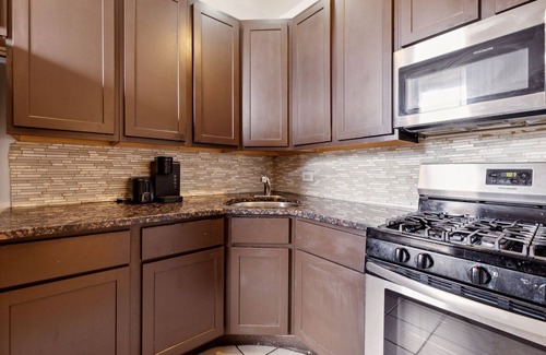 Grand Boulevard Condominio | Comfortable Condo in the Heart of Bronzeville by RedAwning