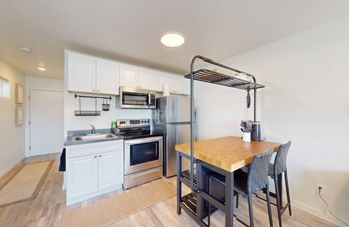 Evergreen Apartamento | Comfortable condo with full kitchen - conveniently located
