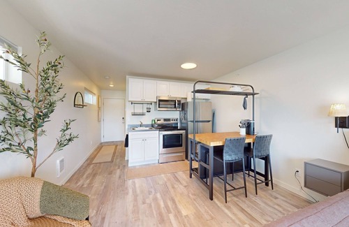 Evergreen Apartamento | Comfortable condo with full kitchen - conveniently located