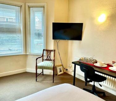Branksome Casa | Comfortable, cosy room near town