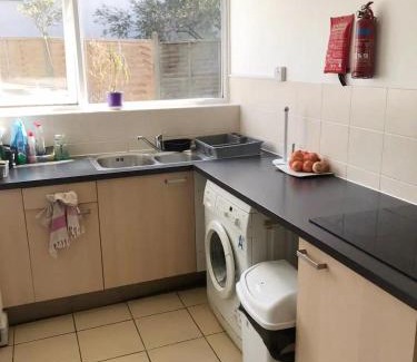 Branksome Casa | Comfortable, cosy room near town