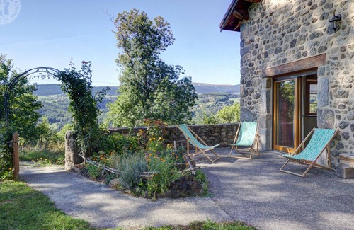 Chalmazel-Jeansagniere Cabaña | Comfortable cottage with sauna, fireplace, garden, near ski resort