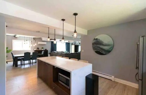 Bracebridge Cabaña | Comfortable cottage for 14 people with pool, hot tub, games, and more.