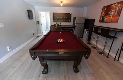 Bracebridge Cabaña | Comfortable cottage for 14 people with pool, hot tub, games, and more.