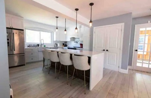 Bracebridge Cabaña | Comfortable cottage for 14 people with pool, hot tub, games, and more.