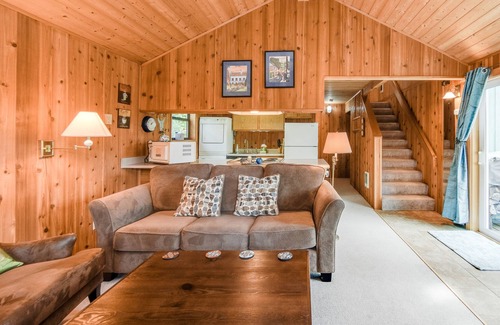 Manzanita Casa | Comfortable cottage with a washer/dryer, fireplace, deck, beach access