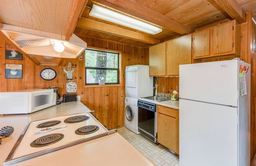 Manzanita Casa | Comfortable cottage with a washer/dryer, fireplace, deck, beach access