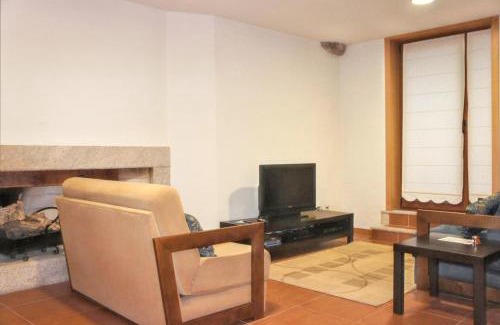 Vieira do Minho Casa | Comfortable Countryside House in Eira-Vedra with Shared Pool