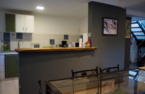 Esquel Casa | Cabañas La Hilda - Duplex con parrilla, jardín y estacionamiento privado.