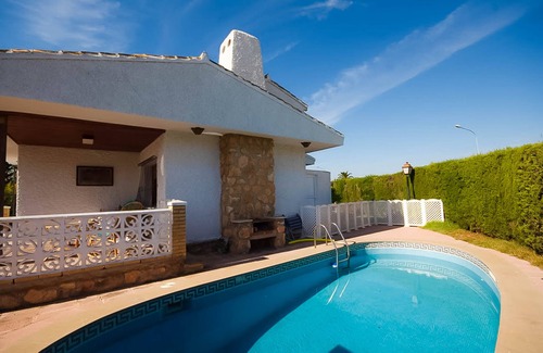 Orihuela Costa Villa | Cómoda villa familiar. Jardín propio y piscina. Wifi.