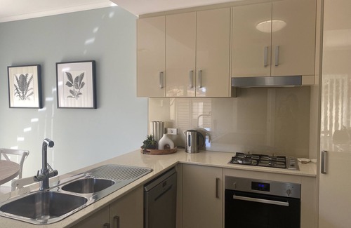 Glenelg East Casa | Comfortable, family sized, close to tram, explore the Festival City.
