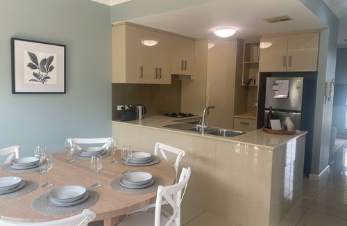 Glenelg East Casa | Comfortable, family sized, close to tram, explore the Festival City.