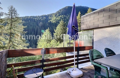 Grimentz Apartamento | Comfortable flat on 2 levels for 6 people, living room with wood-burner, kitchen area with dishwashe